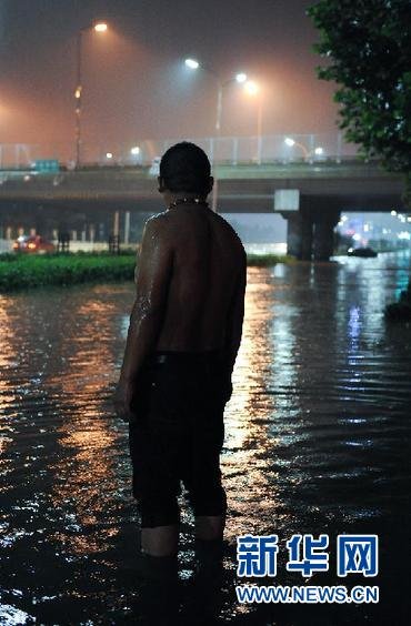 網(wǎng)民熱議北京暴雨中人情冷暖:這一夜我們目睹美與丑