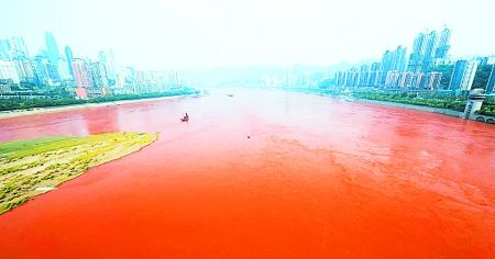 昨日,長江水呈現(xiàn)出比較明顯的紅色。