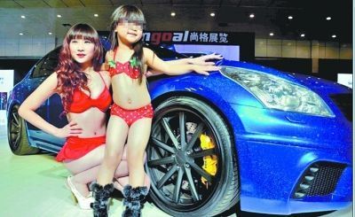 圖為汽車文化節(jié)上和成年模特一起亮相的童模。