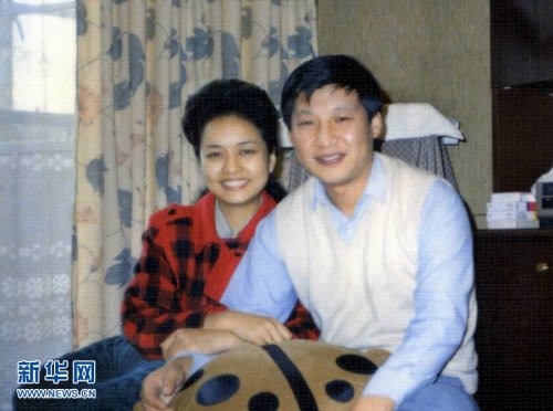 這是1989年9月,習(xí)近平和彭麗媛合影。