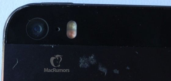 此前流出的iPhone 5S背部照片清晰可見雙LED