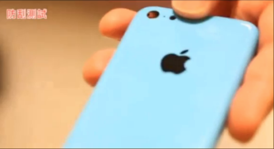 iPhone 5C可能是蘋果公司首款采用液態(tài)金屬材料的產品，其特點是抗刮劃。
