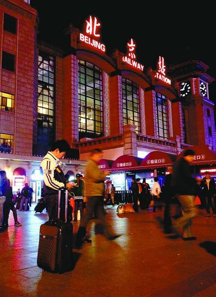 10月10日夜晚，一位年輕人在北京站等候列車。本報記者 楊杰攝
