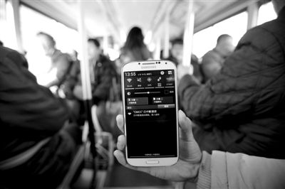 88路公交車內,WiFi網(wǎng)絡信號不穩(wěn)定,連接時有時無。 88路公交車內,WiFi網(wǎng)絡信號不穩(wěn)定,連接時有時無。