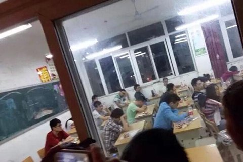 圖說：考場仍有學生不愿交卷退出考場。微博截圖