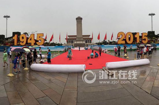天安門(mén)搭建觀禮臺(tái)布置景觀 北京雨中靜待閱兵