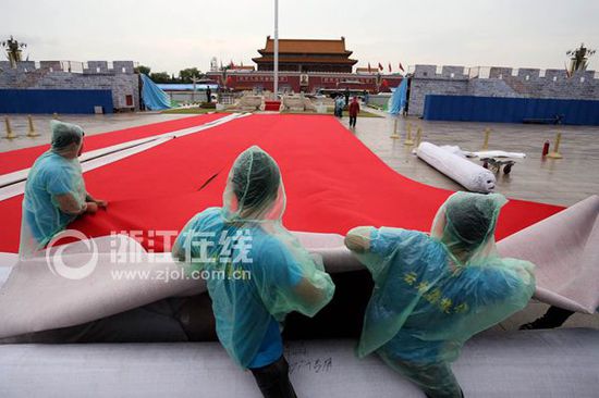 天安門(mén)搭建觀禮臺(tái)布置景觀 北京雨中靜待閱兵