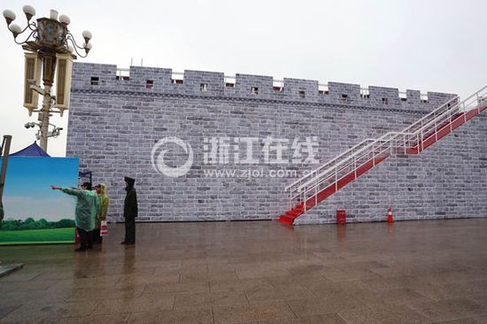 天安門(mén)搭建觀禮臺(tái)布置景觀 北京雨中靜待閱兵