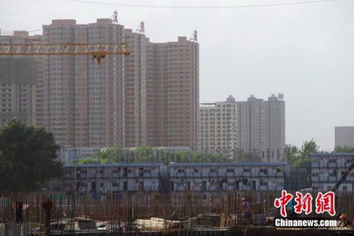 為什么深圳的房?jī)r(jià)能如此快速的上漲?郭毅分析,深圳吸引人口的能力強(qiáng)大,住房需求旺盛,而深圳本身受城市規(guī)模所限,商品房出現(xiàn)供不應(yīng)求的態(tài)勢(shì)。另外也不排除有投資需求再度入場(chǎng),在各種金融產(chǎn)品的助推下,加大了購(gòu)房資金的杠桿率,堆積了房地產(chǎn)市場(chǎng)和金融領(lǐng)域的風(fēng)險(xiǎn)。