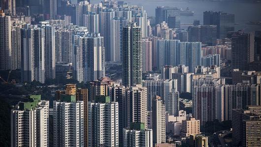 由于金融市場波動加劇和經濟增長動力減弱,香港的住宅物業(yè)市場自去年下半年開始轉趨疲弱。