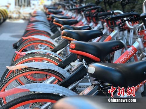 清一色的摩拜單車整齊擺放。<a target='_blank' href='http://www.chinanews.com/' >中新網(wǎng)</a> 吳濤 攝