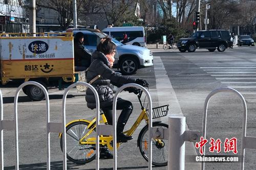 資料圖：越來(lái)越多的用戶(hù)騎車(chē)自帶手套。<a target='_blank' href='http://www.chinanews.com/' >中新網(wǎng)</a> 吳濤 攝