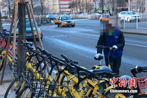 某街道辦事處工作人員看到倒地的共享單車(chē)主動(dòng)扶起來(lái)擺好。<a target='_blank' href='http://www.chinanews.com/' >中新網(wǎng)</a> 吳濤 攝