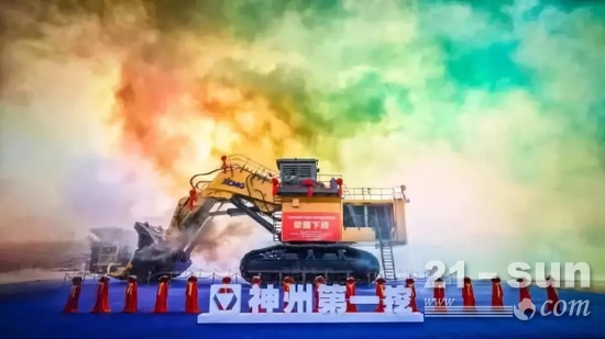 徐工700噸液壓挖掘機(jī)下線(xiàn)擁有自主專(zhuān)利52項(xiàng) 徐工700噸液壓挖掘機(jī)下線(xiàn)擁有自主專(zhuān)利52項(xiàng)